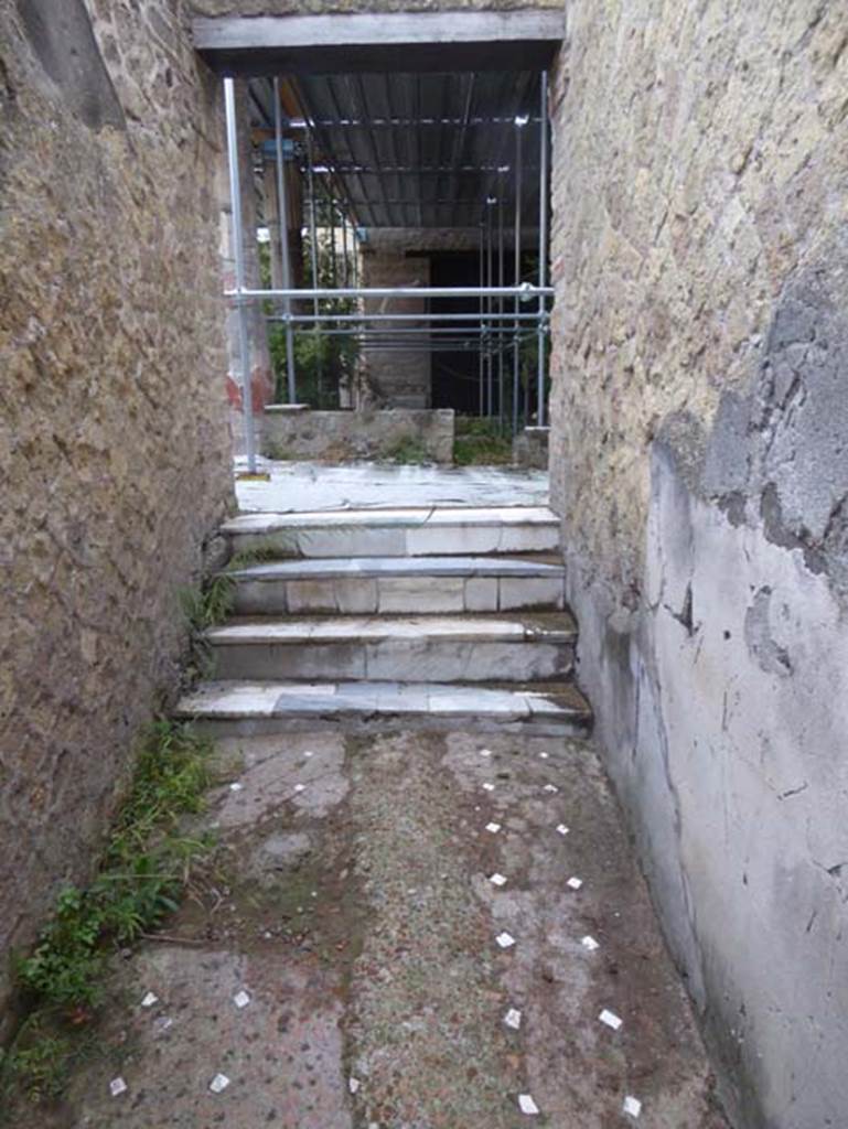 V.29 Herculaneum, October 2015. Looking west from entrance doorway. Photo courtesy of Michael Binns.